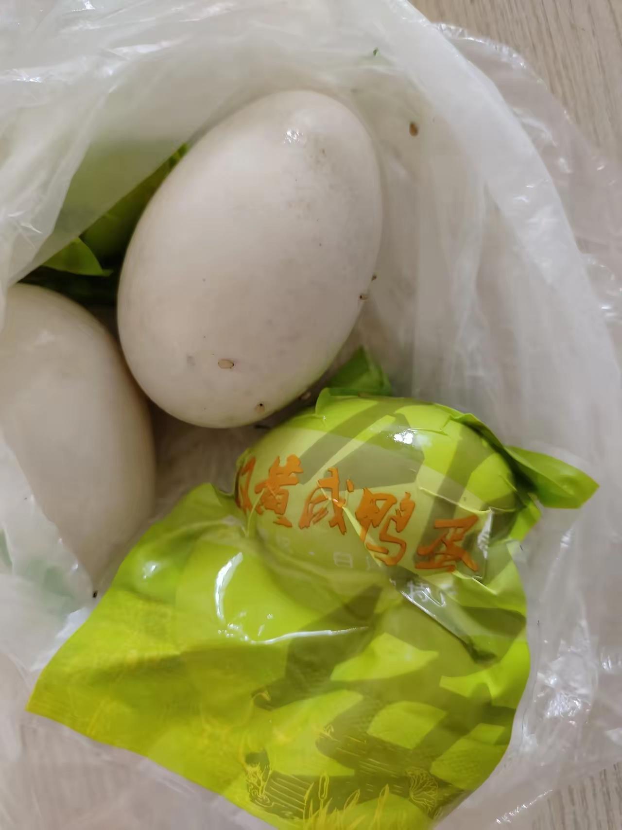 我就奇怪啦，难道手机有窃听器？
中午切了一个咸鸭蛋，孩子问我，这是鸭蛋还是鹅蛋？