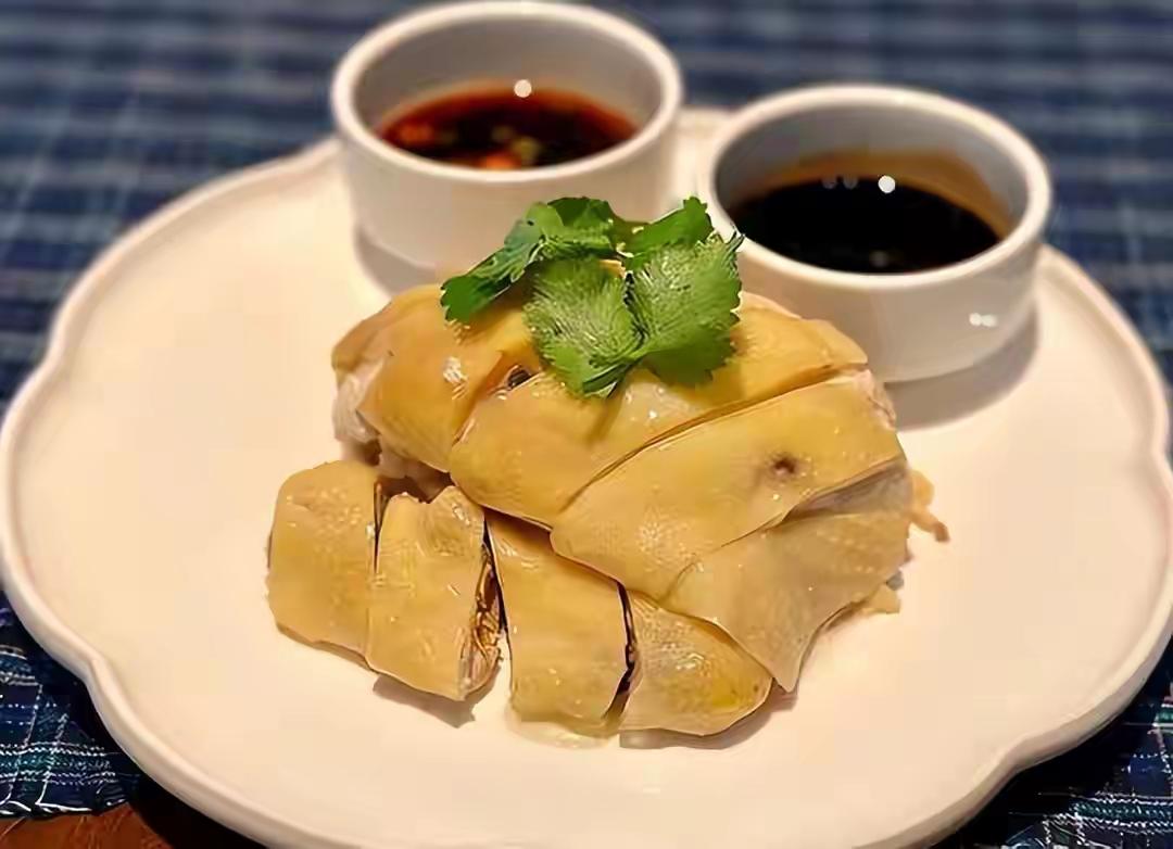 结账时我愣了三秒——半只白切鸡，480块。

服务员在一旁补了一刀：“这鸡是喝牛