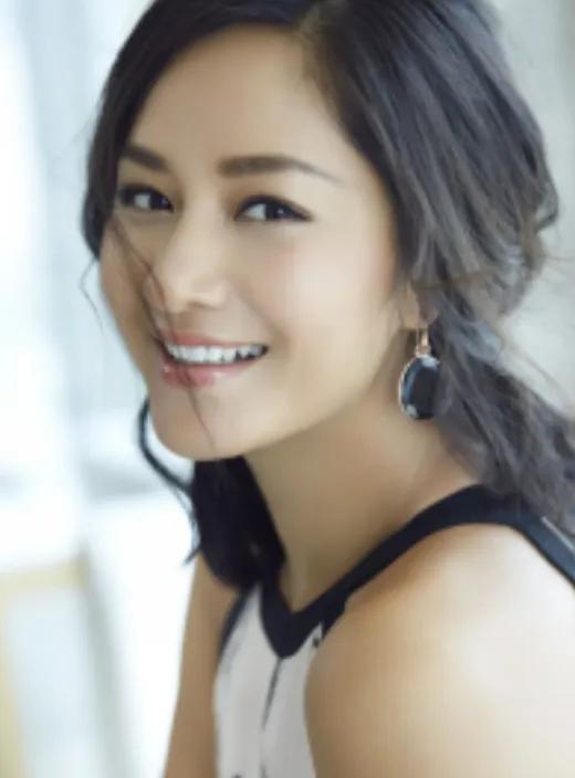 1998年，瞿颖与李亚鹏恋爱，张艺谋苦口婆心地劝说：“小瞿啊，你小心点，他只是看