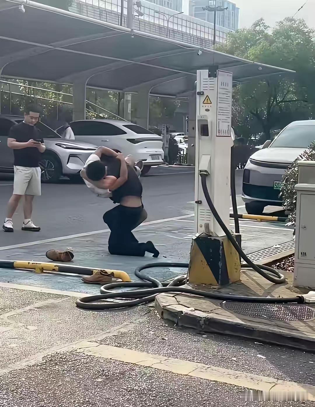 充电还来一场武打片。