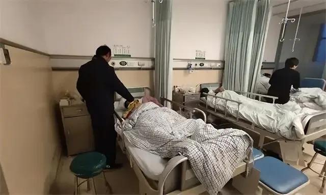 安徽老太偷割邻居水仙包饺子，导致孙子中毒住院，起诉邻居索赔50万，法院判了。

