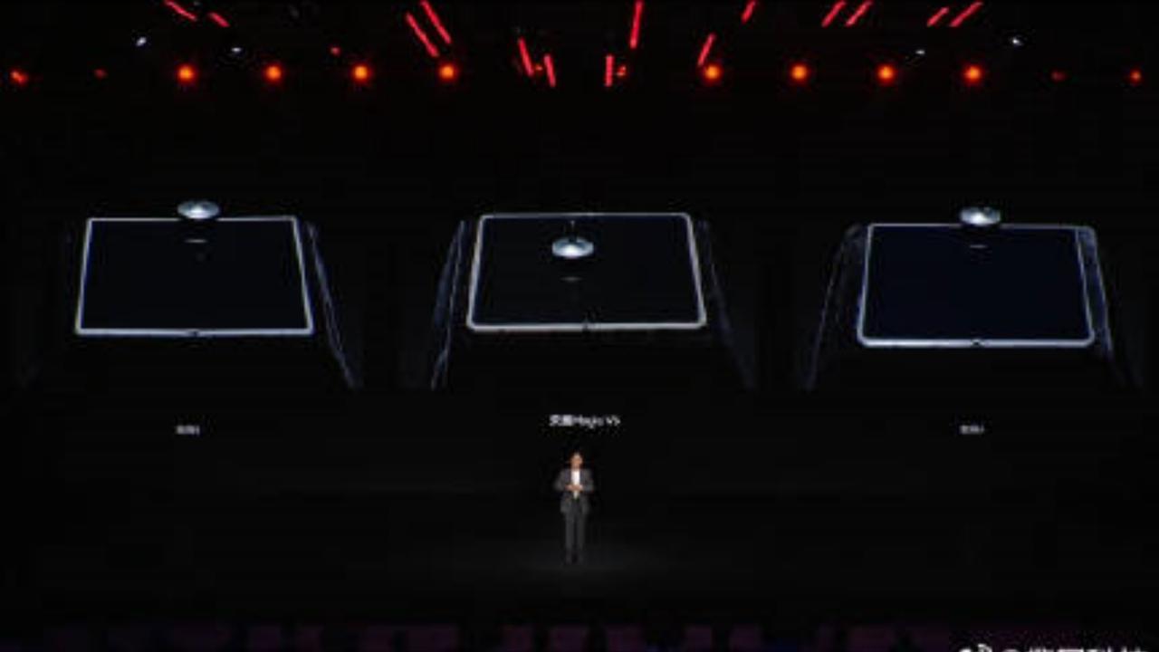 经过前面的现场测试，大家应该都知道荣耀Magic V6的屏幕实力了，这里还让谢霆