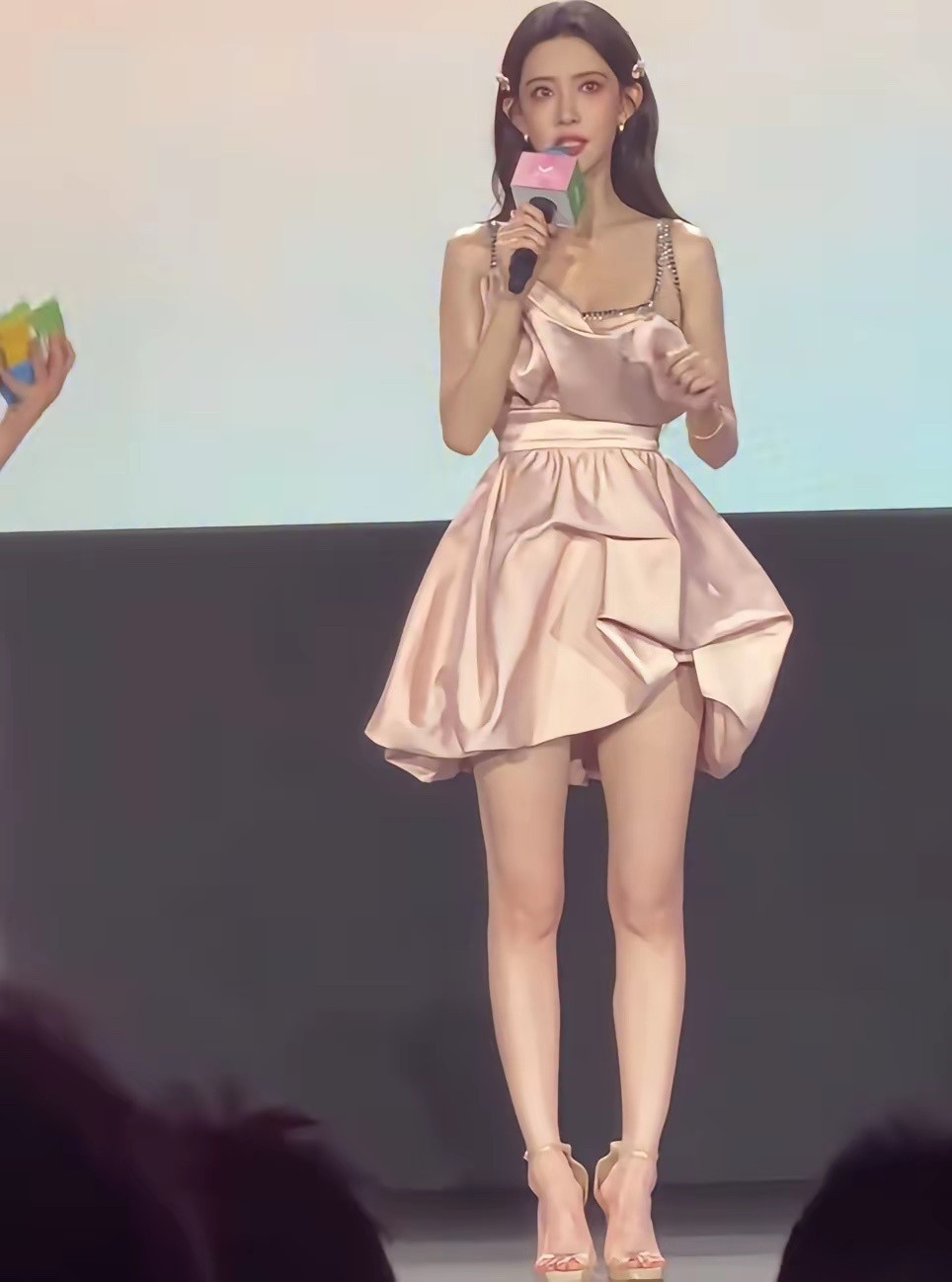 孟子义这个鞋感觉要崴脚了 