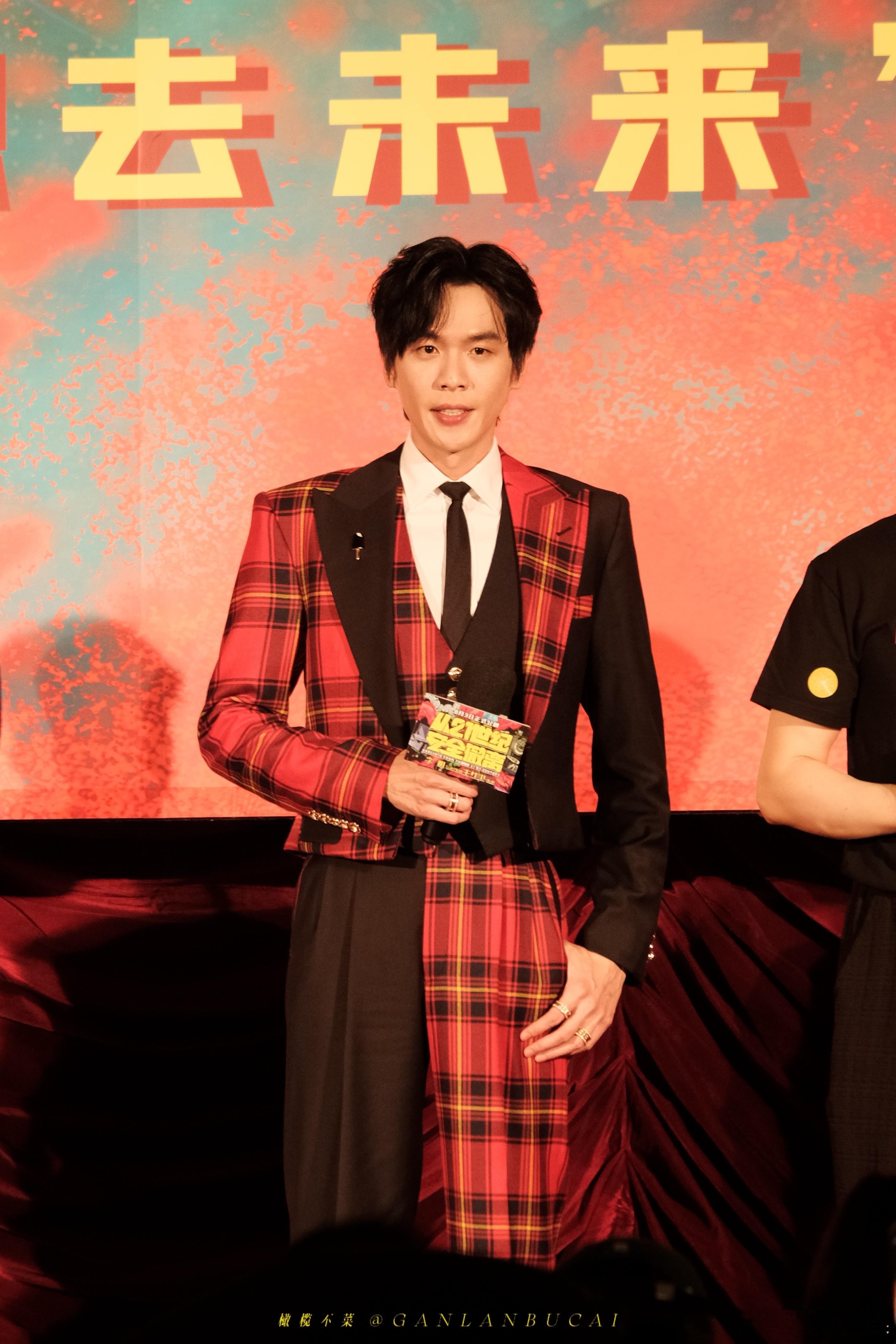 #张若昀 人尴尬的时候会假装很忙#谁说成熟男人不会尴尬？张若昀用行动告诉我们，无