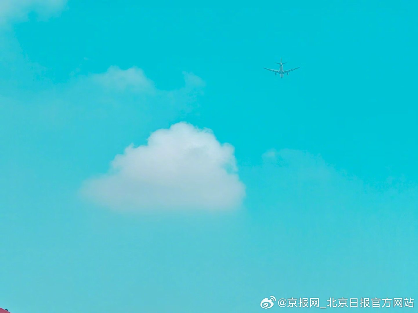 【可爱！#今天北京真好看# 】#北京天空出现棉花糖云朵# 8月31日，北京天空白