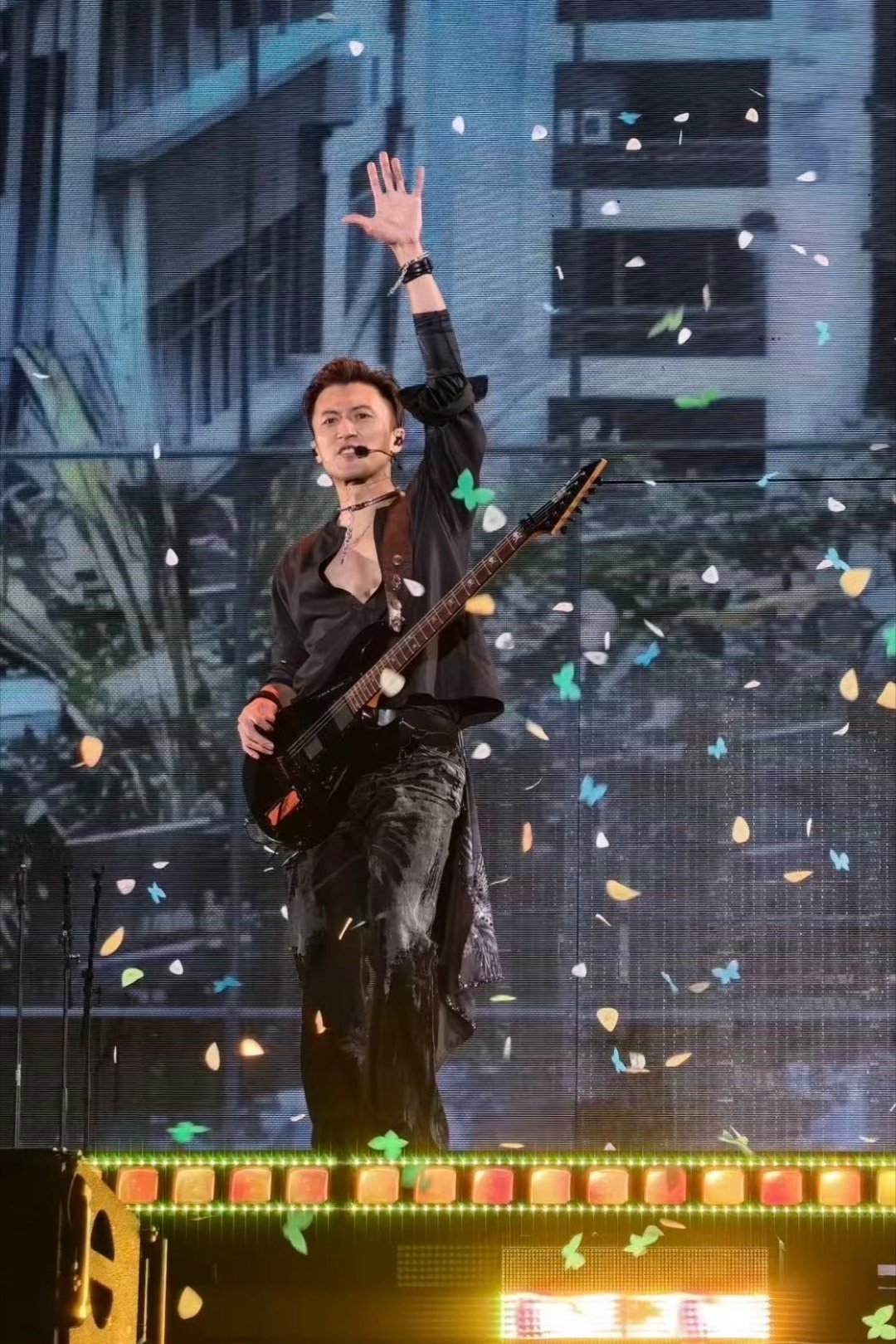 谢霆锋演唱会 环绕式飞船、多点舞台、机械传送带——他把体育场变成科幻片现场。为让