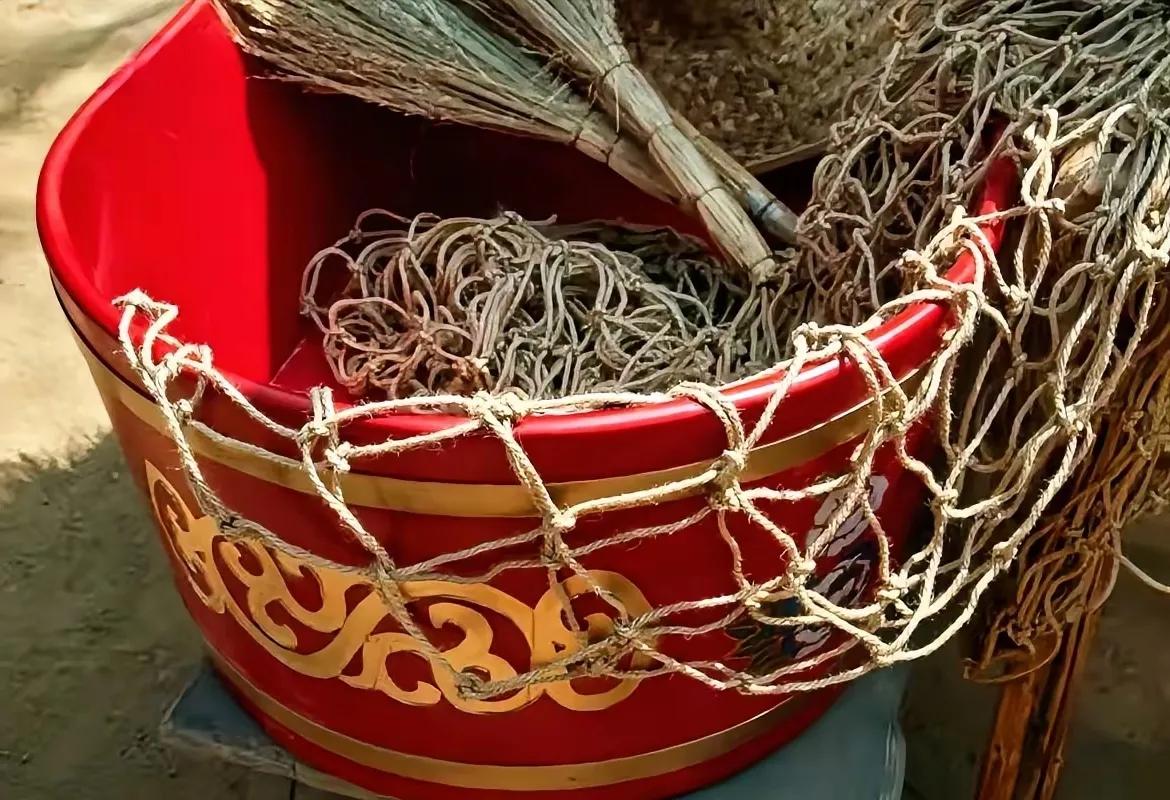 追剧《生万物》 这大脚花2块大洋买个洗澡盆，是为了让绣绣能洗上澡，过得舒坦些。 