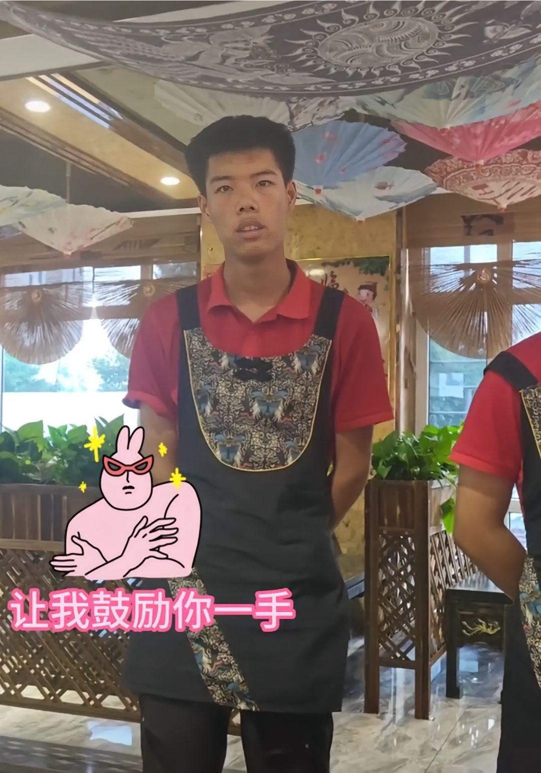 山西一家火锅店招了个自闭症暑假工爆火了，老板和他的交流充满了乐趣，很多网友去冲着