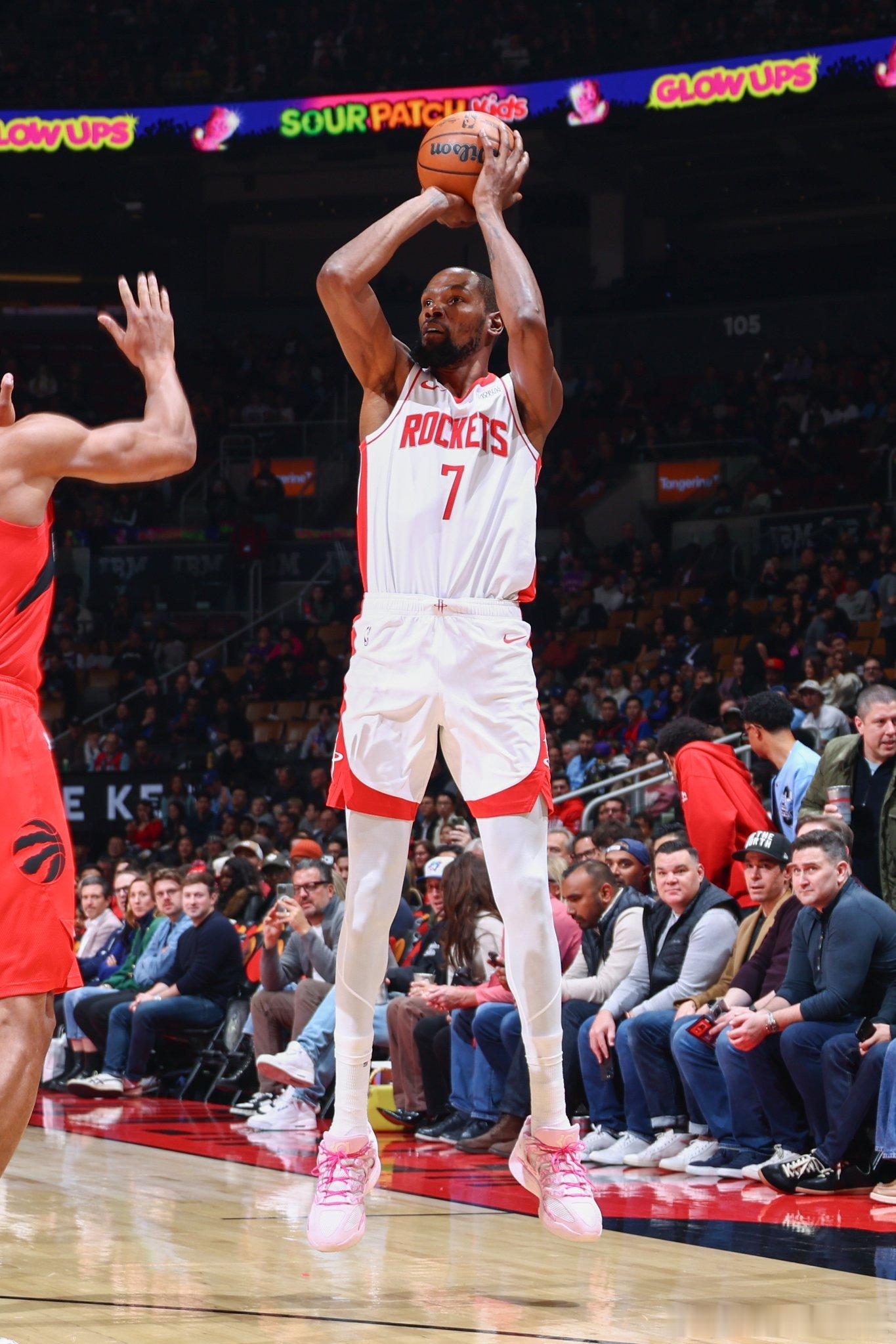 今天的杜兰特：31分5篮板3盖帽投篮19中11三分8中4罚球8中5。火箭vs猛龙