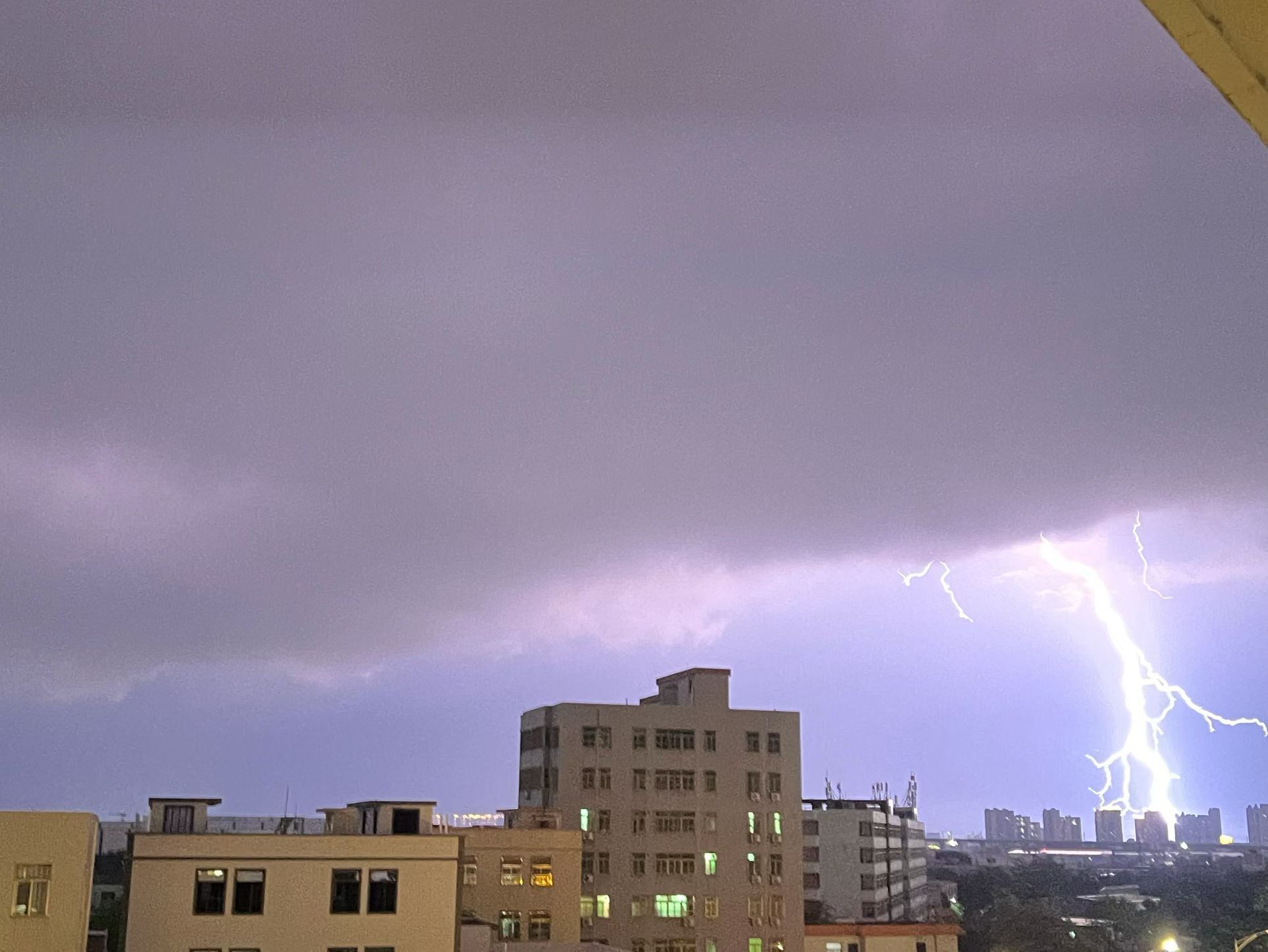 今晚谁在发誓，莫名其妙就开始电闪雷鸣大暴雨
