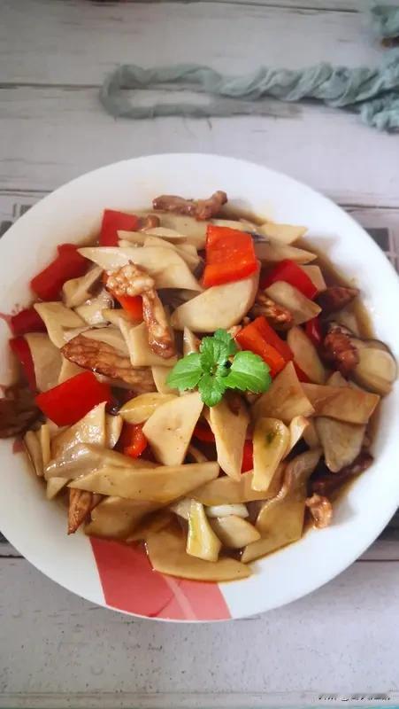 杏鲍菇怎么炒最好吃，我可有心得。我超爱用它做杏鲍菇炒肉。先把杏鲍菇切成粗细均匀的