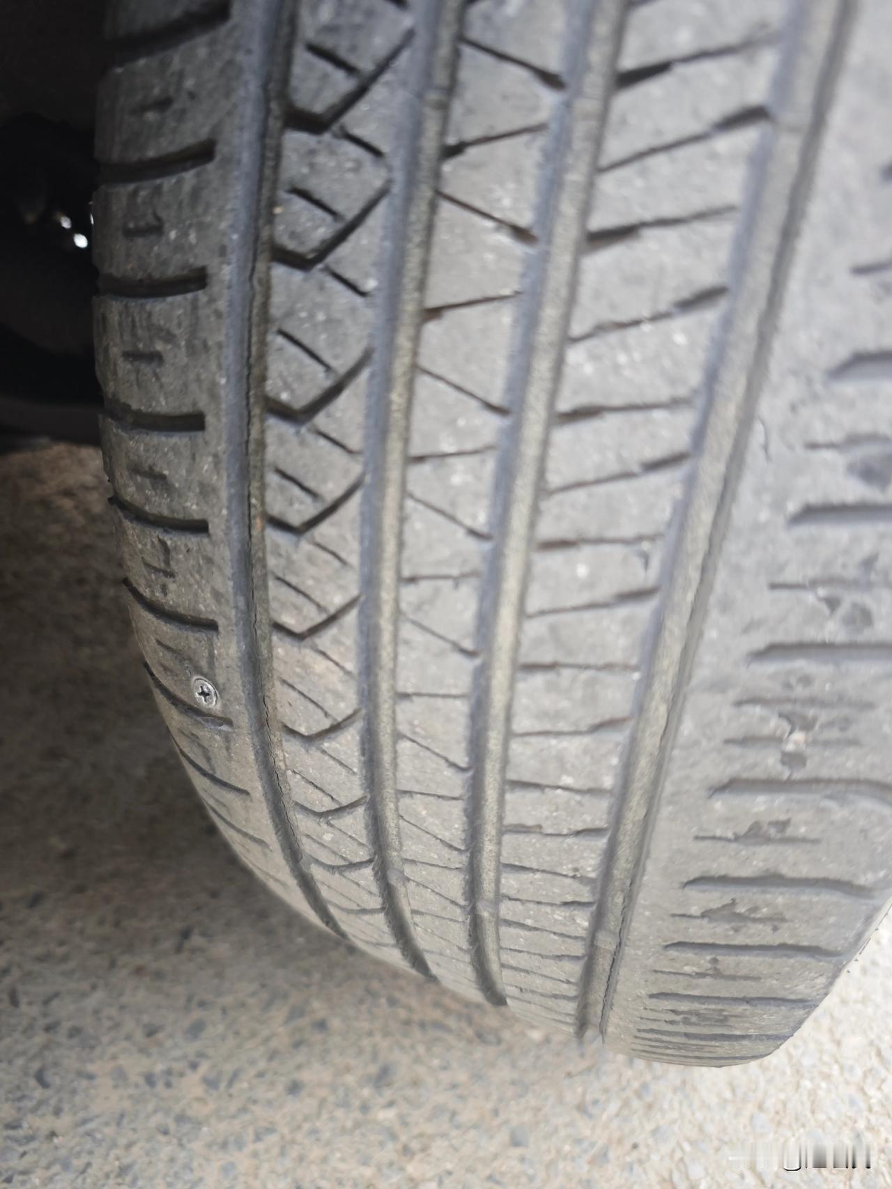 车胎又扎了一个螺丝钉，就纳了闷儿了，这样的螺丝钉，怎么会出现在马路上？ ​​​