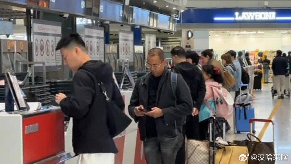 客流 肯定会一天比一天多滴.......凤凰新闻【国航复飞北京往返平壤航线，首日