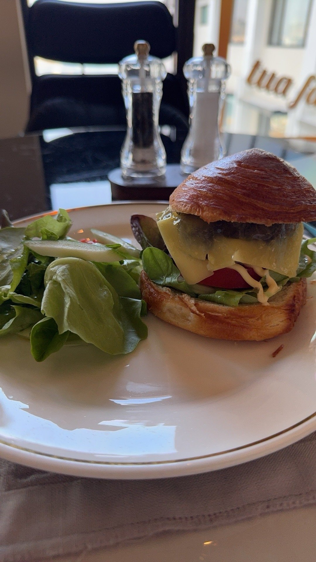 原来治疗我睡眠问题的最好办法，就是出差。累了，立刻不失眠了。 