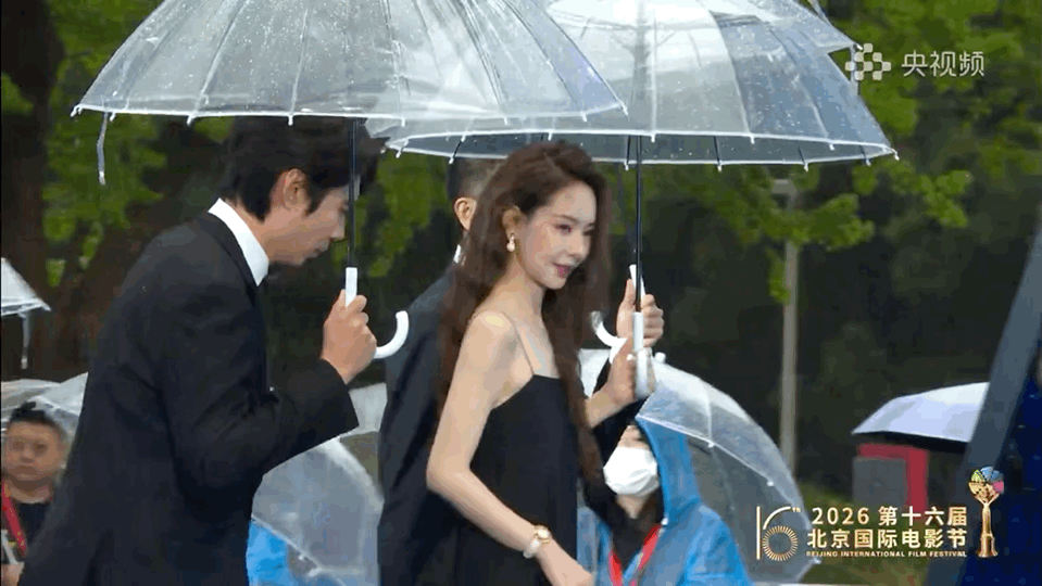 红毯都这么有趣，真的更期待戚薇和艾伦的新电影了！🤣 现场踩裙怎么这么憨又有一点