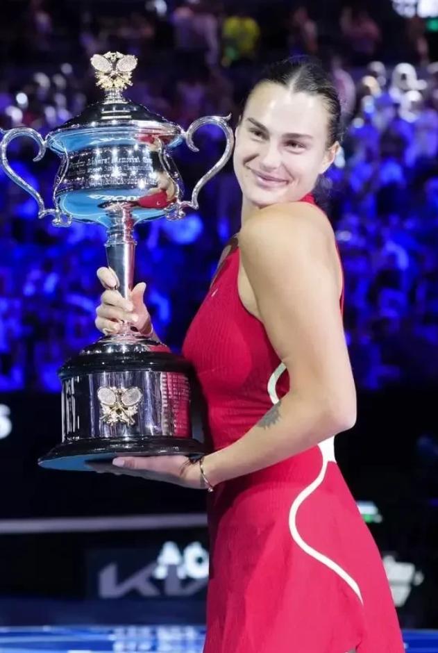 哇塞！萨巴伦卡真的美网夺冠啦！🎉

30岁的佩古拉拼尽全力，但还是没能逆转局面