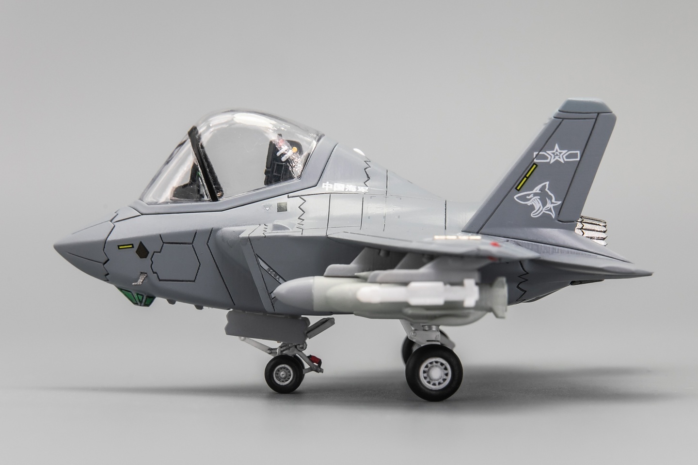 继续上新。歼35舰载版已经上市多年，现在大幅修改了造型，看起来顺眼多了。Q版飞机