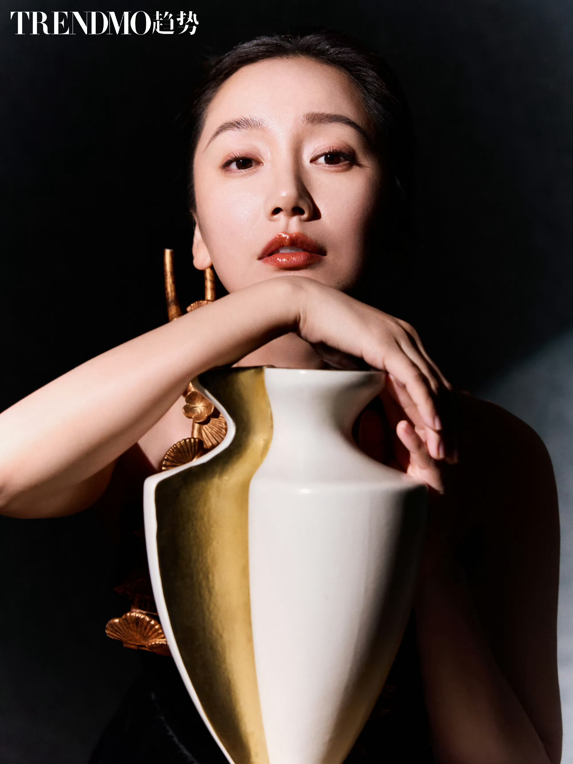 人本是万物之形，各有其源于自然的独属纹路，形立则度成。每一次角色的“沉浸”与“剥