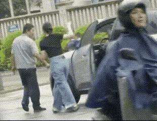 当保安你必须学会忍耐，不会忍耐，早晚都要滚蛋走人。因为当保安的特性主打就是一个服