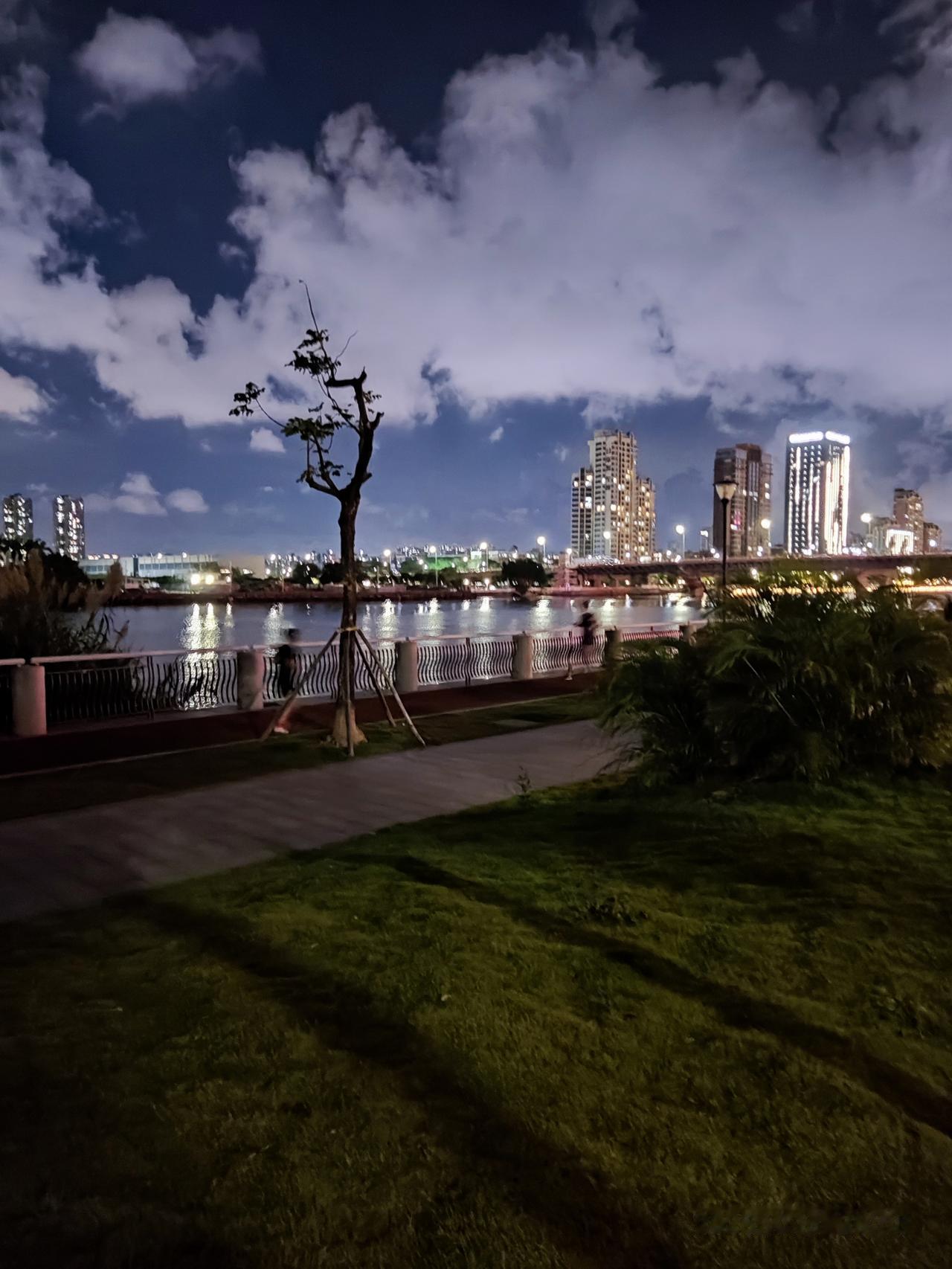 随拍
有一段时间晚上没出来溜达了，一出来一片片美丽牵动人心的夜景，瞬间映入眼里，