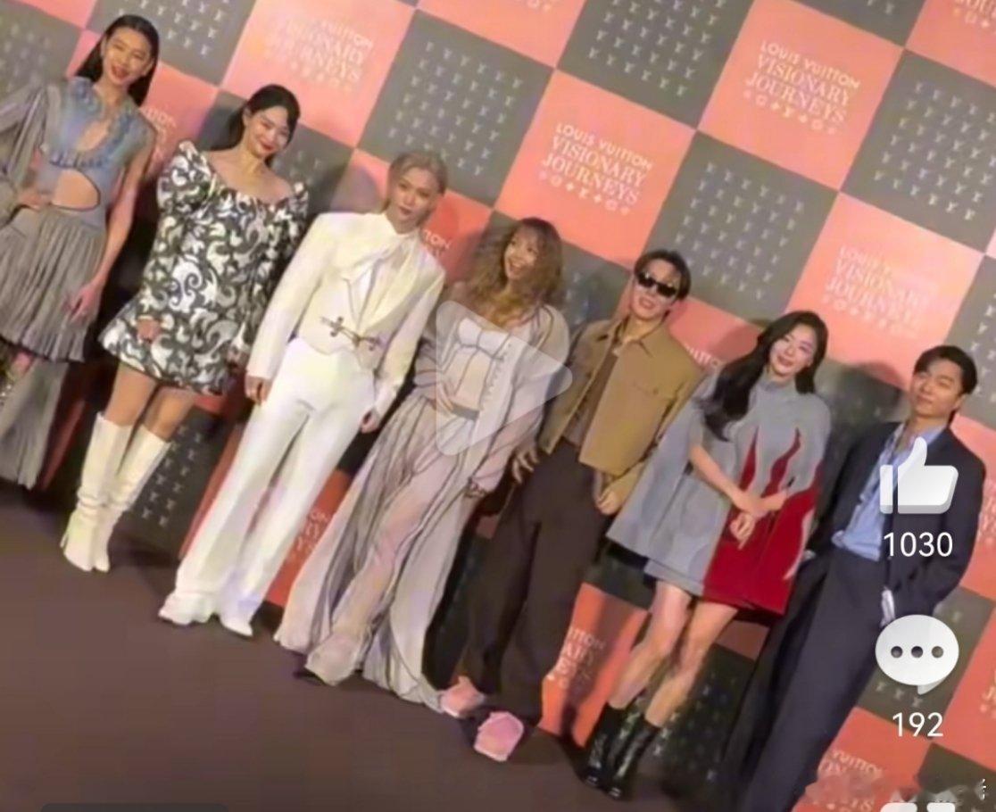 首尔的LV开幕，全智贤孔刘通通站边边，Lisa大C位全智贤上次剧集rh，一直没有