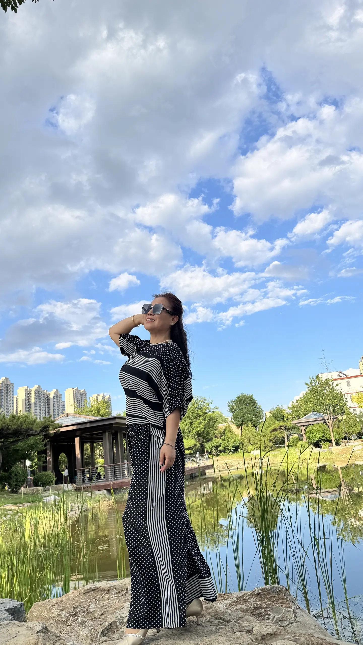 蓝天下的优雅 住进风景里 蓝天白云下的湖边 和蓝天一起拍照 夏天该有的样子