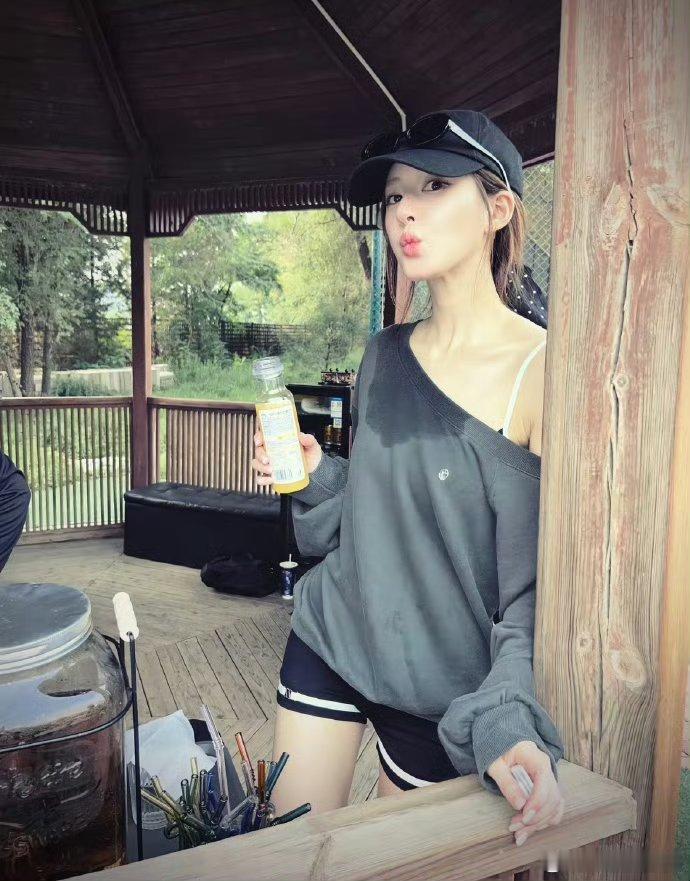 赵露思的营业就是有能让人开心的本事，特别明媚的图