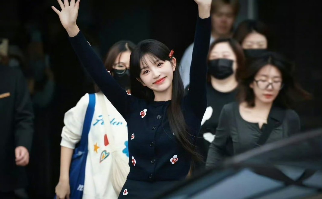 田曦薇花朵针织套装  今日份的田曦薇是活力美少女啊![哇]出席《女子推理社2》超