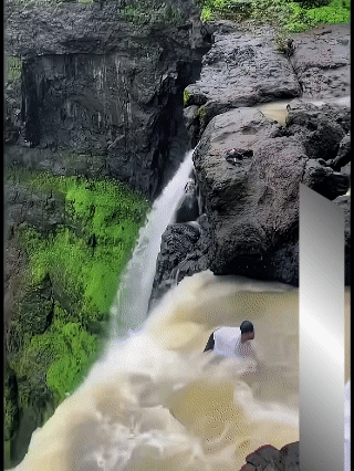 从没见过这么大胆的人，
竟敢在这种地方游泳，
脚下就是万丈悬崖，
稍不留神就会粉