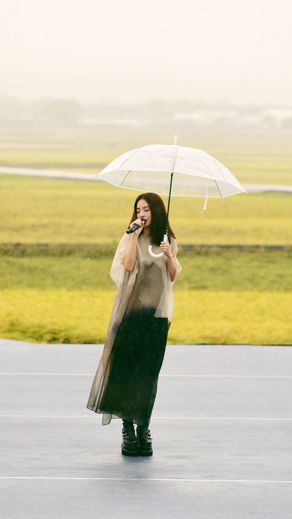 田馥甄：雨天适合想念，雨中听歌可爱的你们❤️#田馥甄池上# ​​​