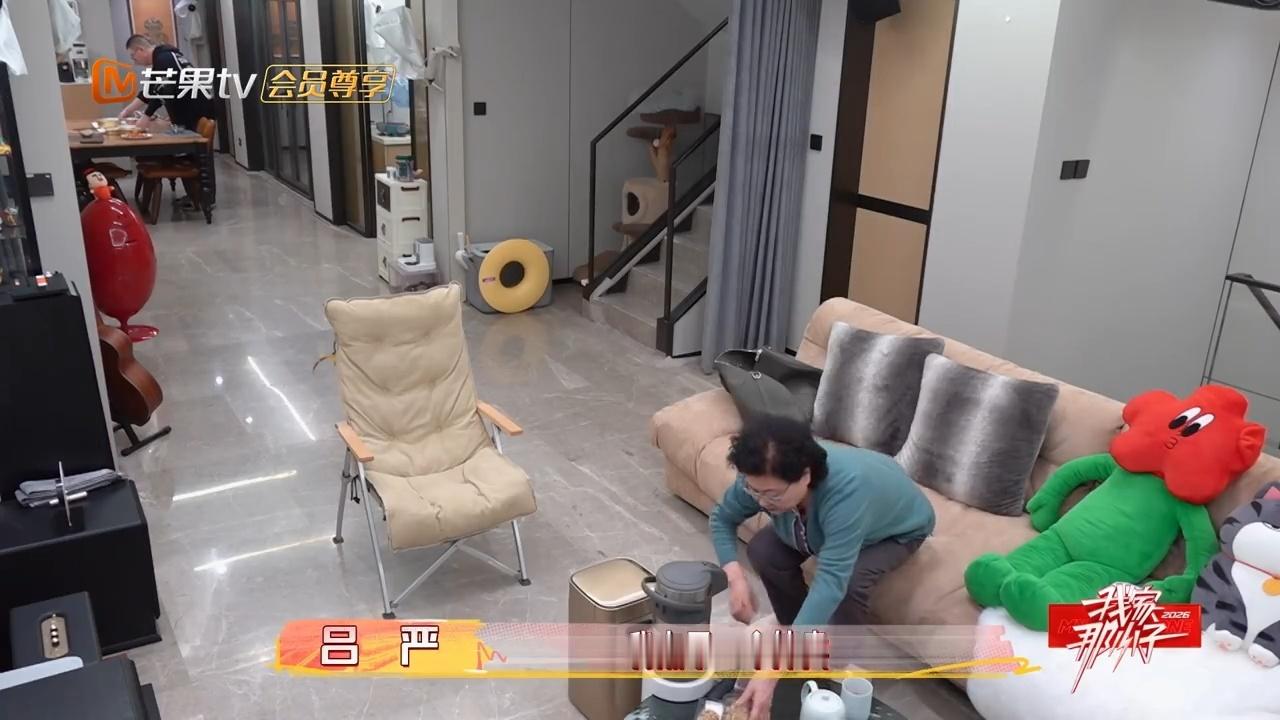 吕严带妈妈吃外卖谁看懂吕严这份别扭？妈妈在家等着吃饭，他假装在厨房忙碌，到头来还