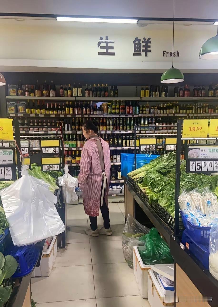 讲老实话，我婆婆上个月在超市找了份理货员的工作，一个月3500
她今年六十二了，