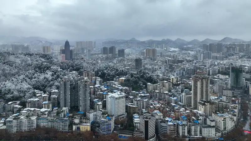 遵义的冬天特色满满！这里有红韵与烟火交织的独特体验。在青瓦民宿，能一边炭火烹茶，