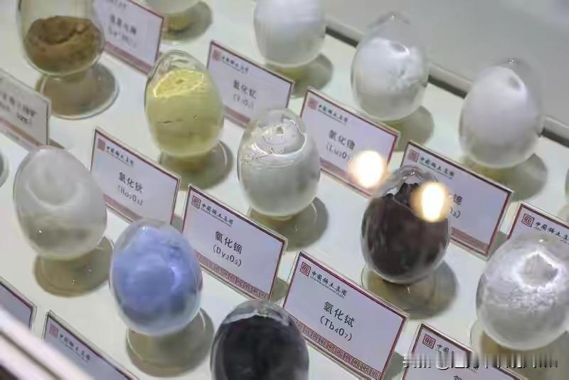 前天看到一位外媒评论员说道:
中国事实上从2025年12月起，就管控对日本的稀土