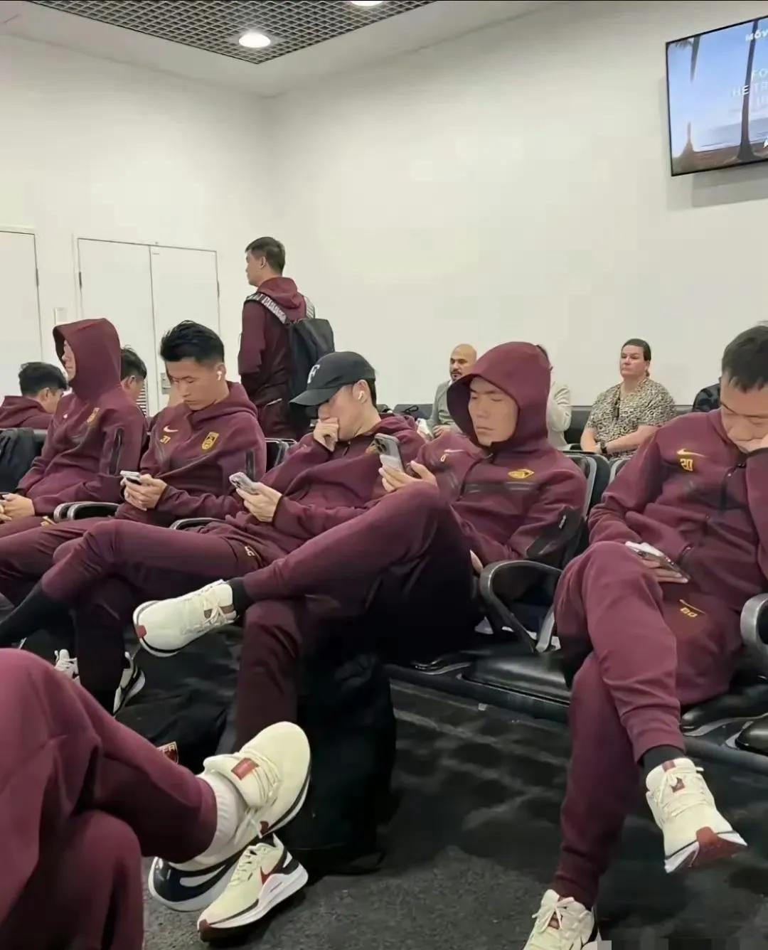 国足将士抵澳洲，身心俱疲，看着比较拉垮，国家队里面有没有那种能调动爱国精神擅长演