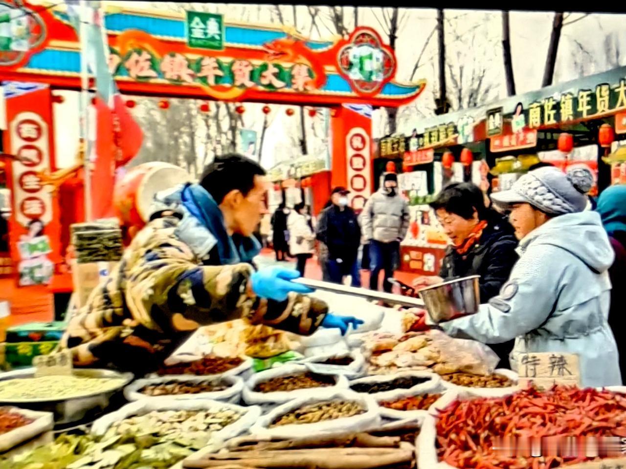 迎新年喽！友们我们石家庄市的年货大集可真是热闹非凡。为了方便我们大家，年货大集有