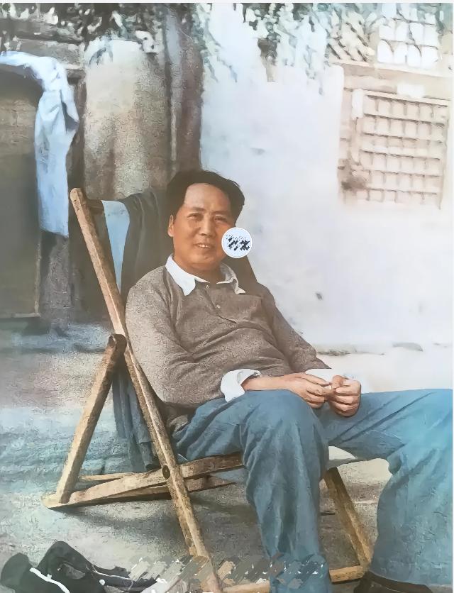 这张珍贵的老照片里，毛主席独自坐在农家小院一把破旧木躺椅上，手中捏着烟卷，神情平