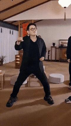 没想到，60多岁的李连杰居然也有幽默的一面，像个老顽童，学习文松打上了粉粉嫩嫩妖