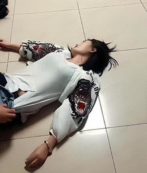 江西南昌，一女子在商场购物时，脚下一滑摔倒，头部受伤，脚踝扭伤。商场工作人员迅速