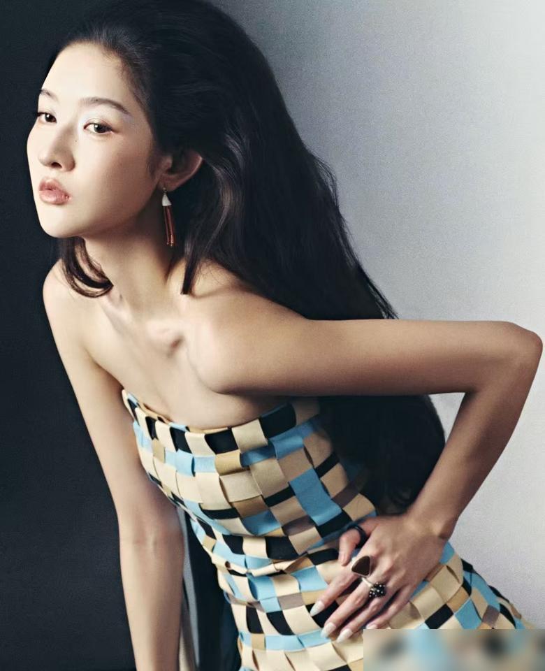 38岁杨玏和小十岁的王玉雯，五年情断了。
 
早在2025年上半年就和平分了，到