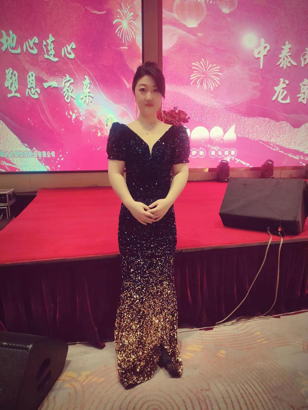 又是一年年会时，喜欢漂亮的自己，虽然人丑但是化妆师厉害呀😄感谢我的领导们，我的