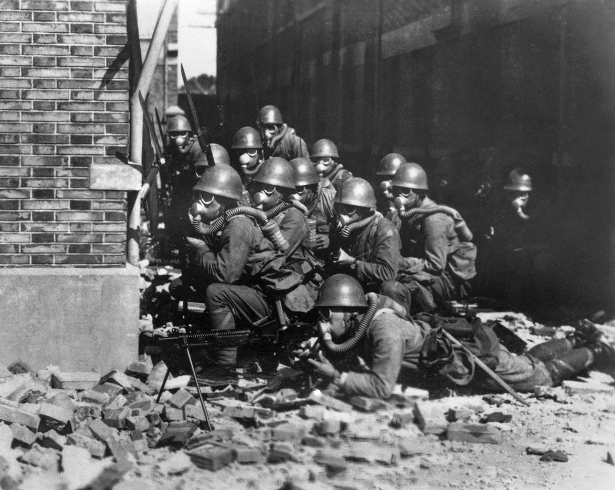 日本侵华反人类铁证：防毒面具和橡胶手套不会说谎！
1937 年淞沪会战期间，在上
