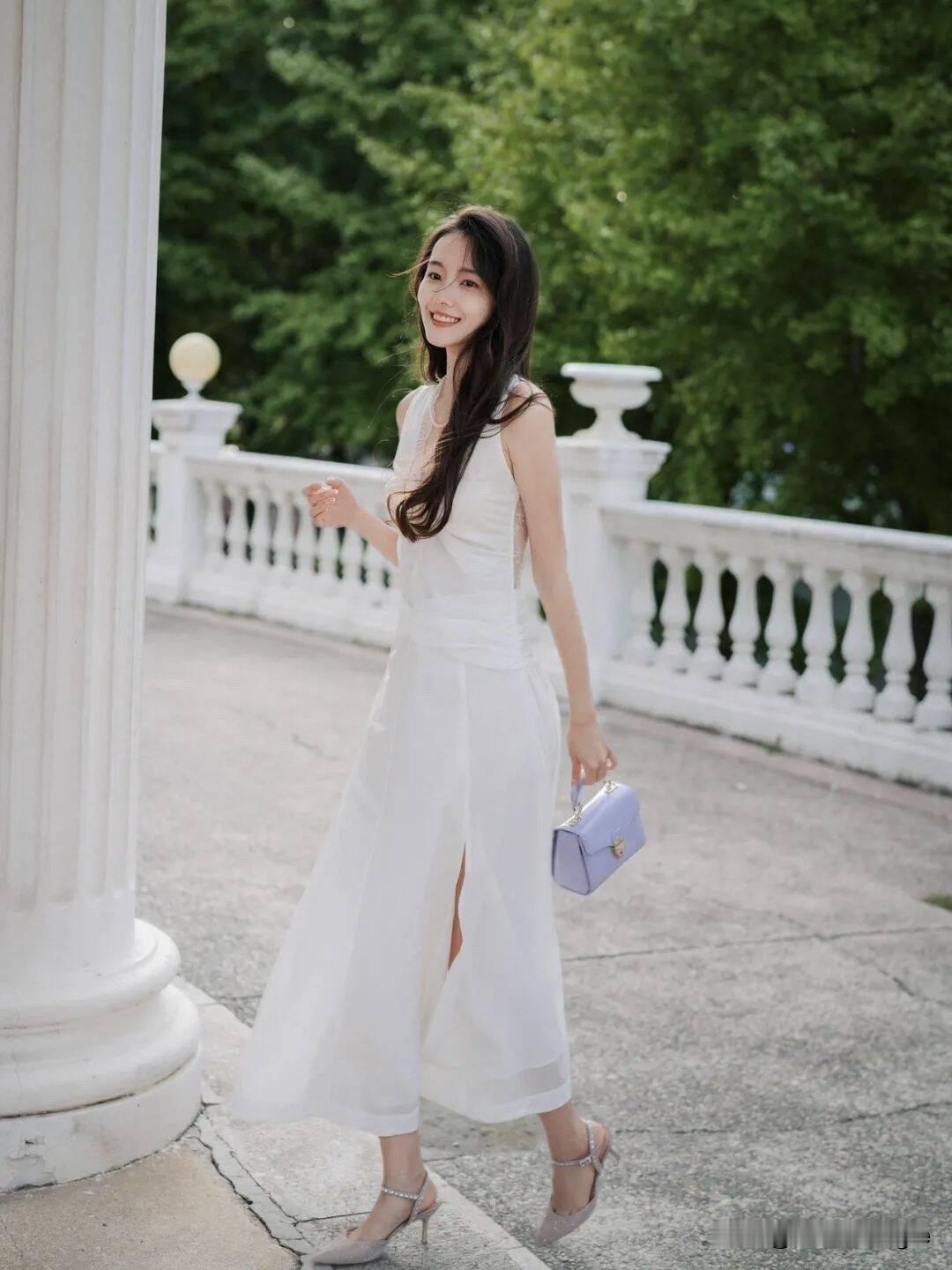 优雅白裙，微笑如花，漫步在绿意盎然的花园中，这画面简直美到窒息。就像杜雨宸、沈羽