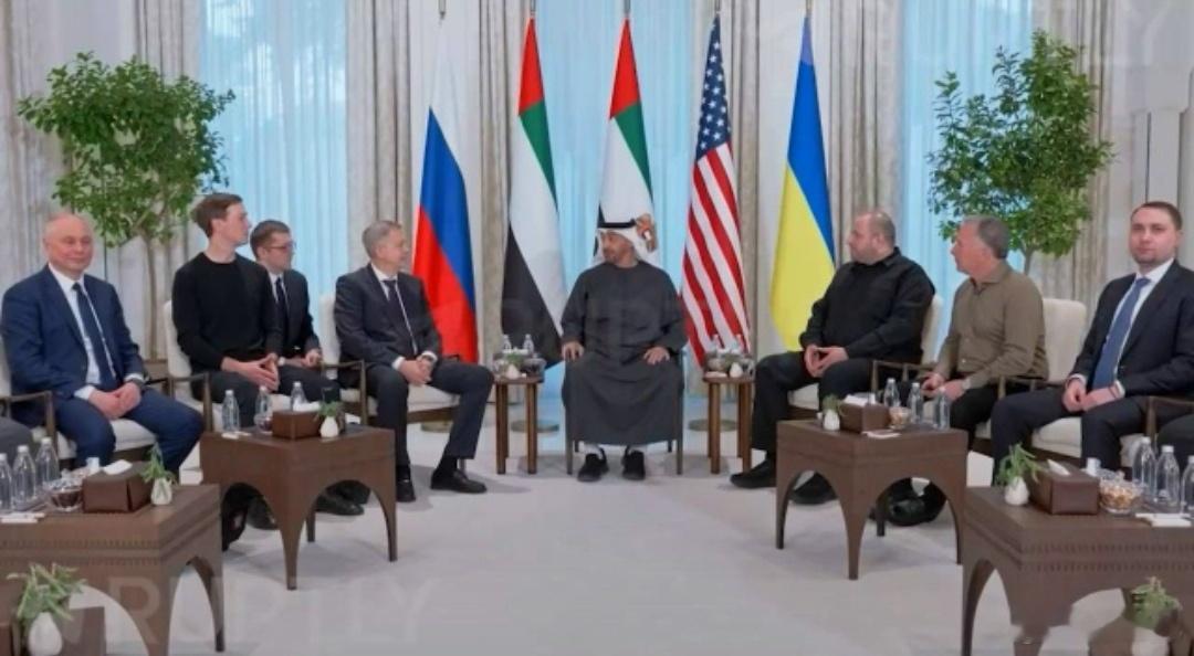 俄罗斯、美国和乌克兰代表团在阿布扎比会晤的镜头。 