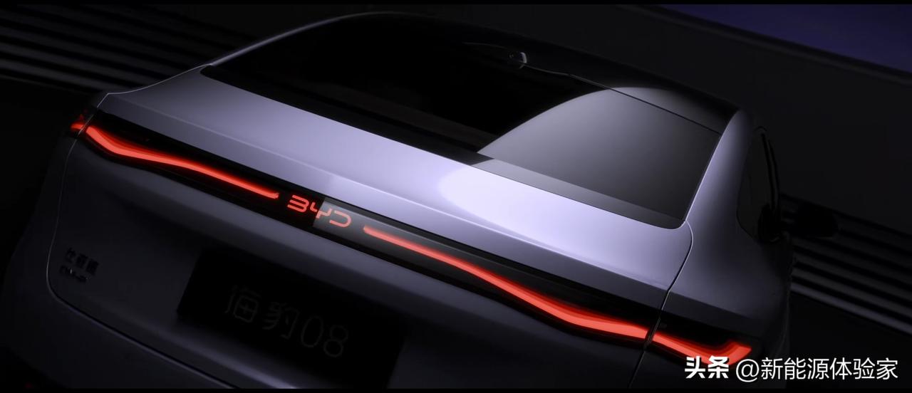 海豹08的尾灯如何？有辨识度和自己的设计语言，贯穿式灯带像海浪一样蜿蜒起伏，和前
