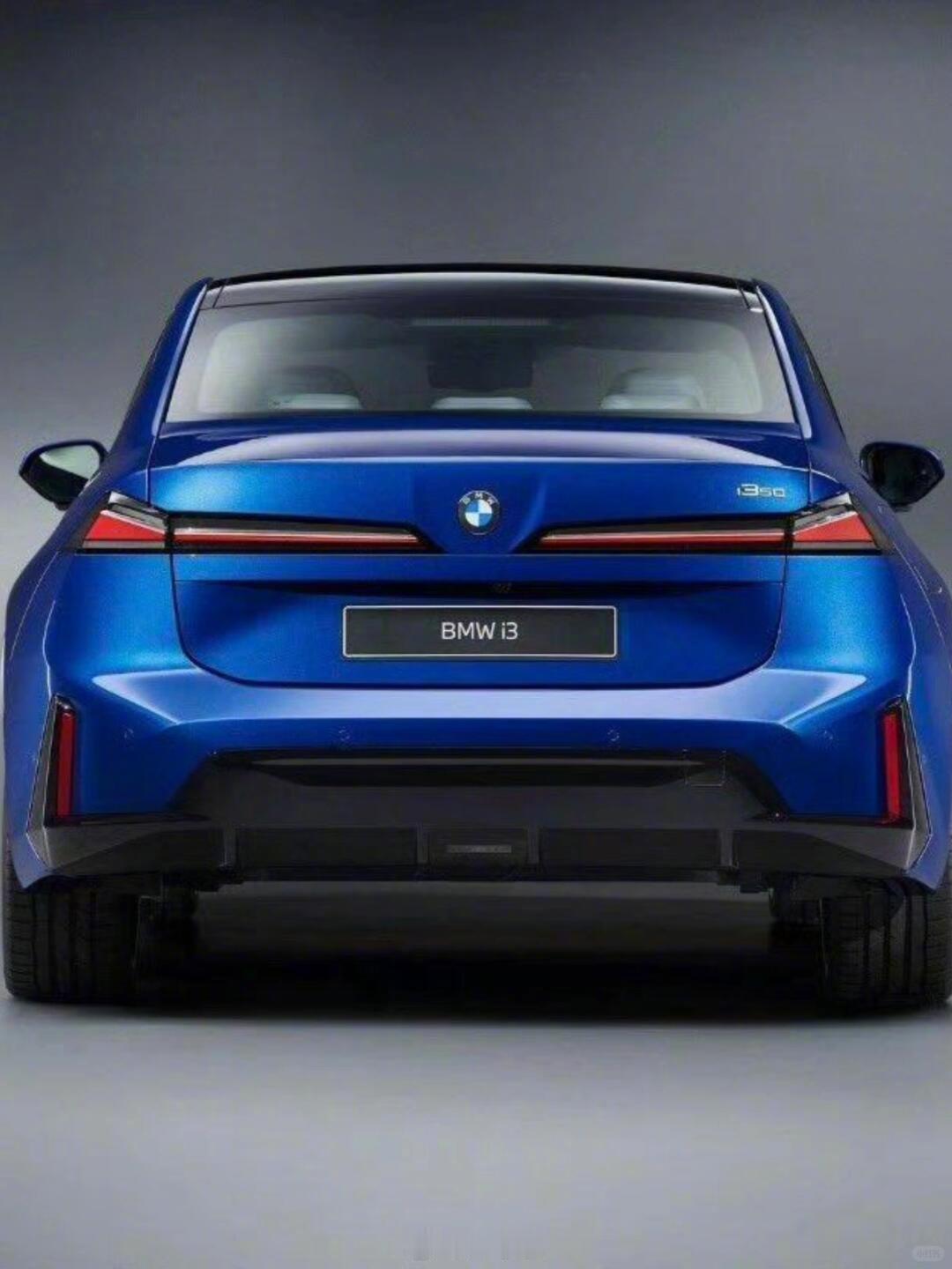 全新宝马i3提前看～科幻感还是挺强的，内饰跟iX3一样，这颜值你们打几分？宝马i