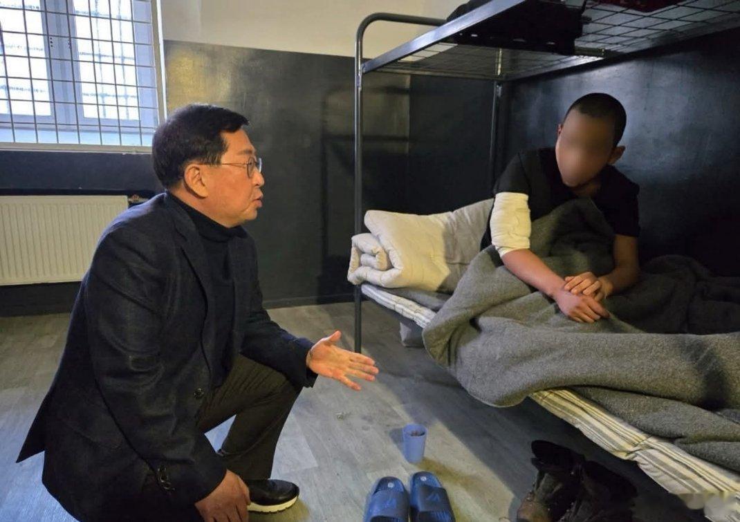 经过韩国的国民力量党议员柳龙源努力，两名朝鲜军战俘抵达韩国。据最早接触这两人的韩