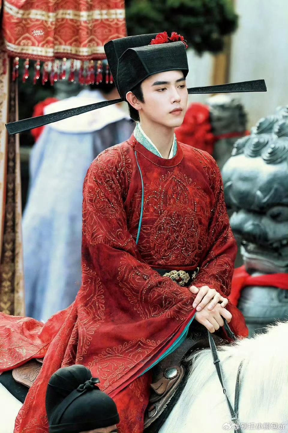 陈飞宇白日提灯坟围感告白段胥简直是赶不走的宿命爱人！面对满是墓碑的告白，他不退缩