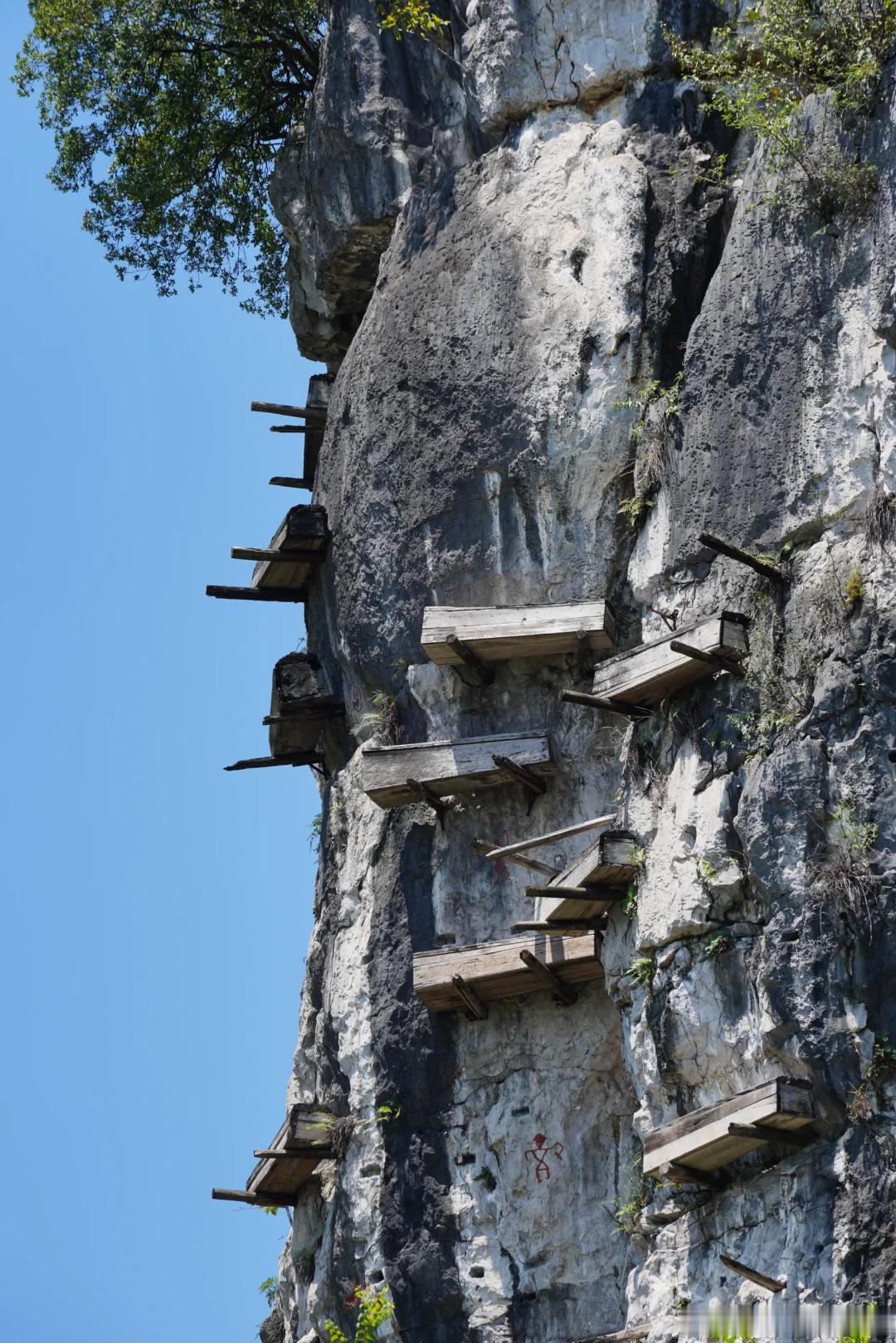 僰寨是复建的僰人居住遗址，展现了僰人族的历史和文化。僰人族是古代的一个民族，因随