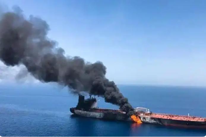 开火！美军战机炮轰伊朗空载油轮，阿曼湾上演海上对峙，封锁升级引全球关注

当地时